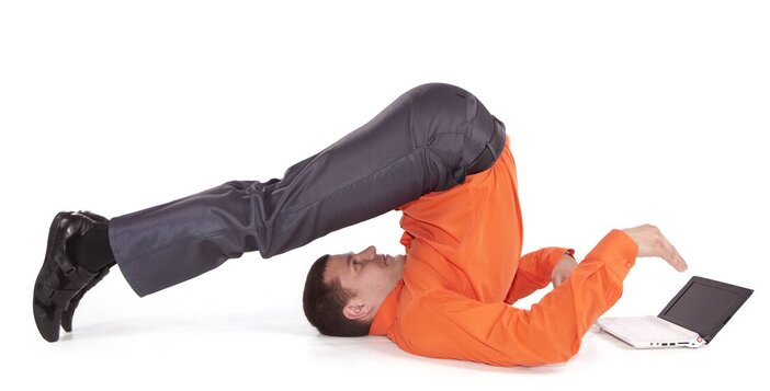 profisional haciendo yoga via online durante el trabajo 
