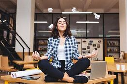 profisional en la oficina o estudiente en la escuela en meditación online