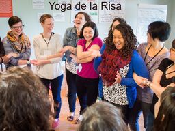actividad de equipa con yoga de la risa en la oficina de Santander