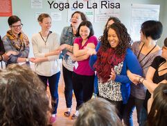 actividad de equipa con yoga de la risa en la oficina de oporto